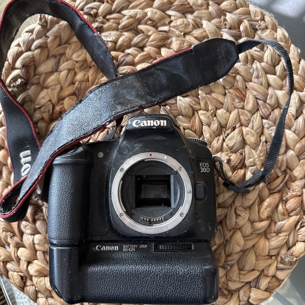 Canon EOS 30D Camera Black - Body & battery - PARTS